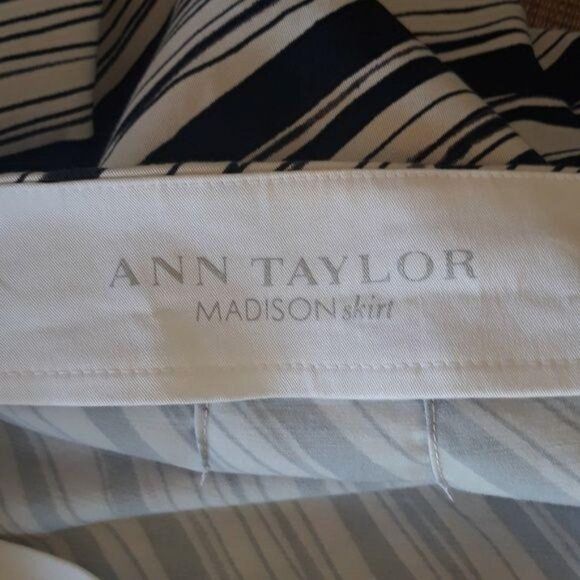 Ann Taylor Madison Pencil Skirt Cotton Mini Stretch Navy Diagonal Striped Sz 8 - Picture 2 of 5